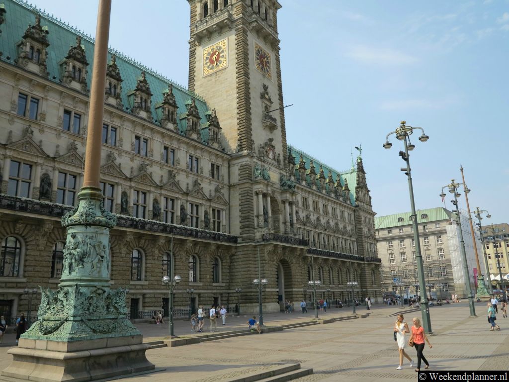 Hamburg is na Berlijn de grootste stad van Duitsland. Het is een stad met veel water, leuke winkelstraten en veel gezellige restaurants en cafés. Op de foto zie je de Rathausmarkt. Tip:   Een weekend naar Hamburg.